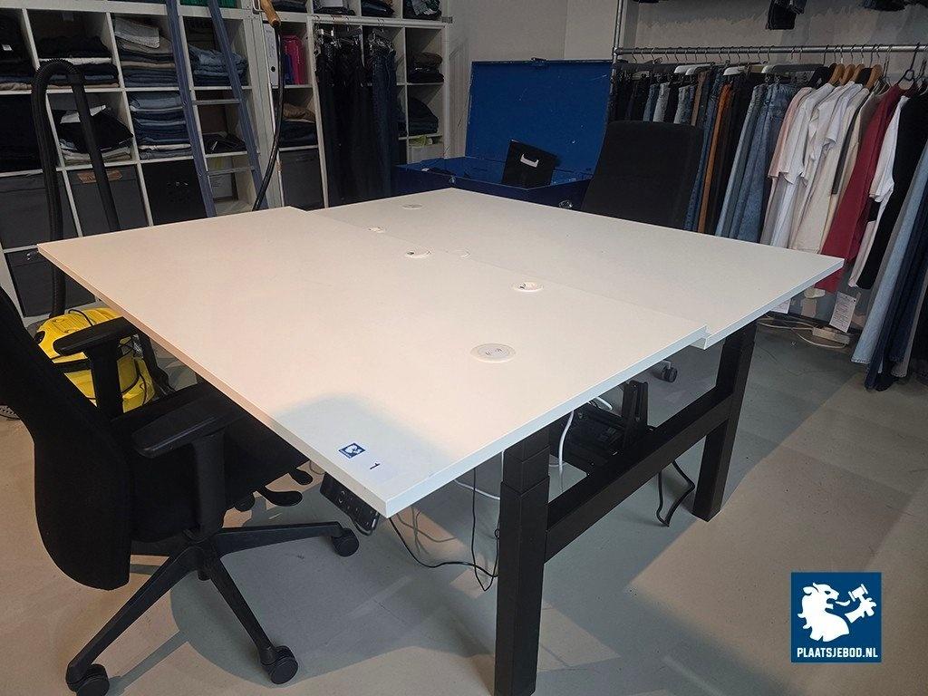 1 x 2-Zijdige elektrische verstelbare bureauopstelling met stoelen – foto 2 – kavel bij Plaats Je Bod, Weesp