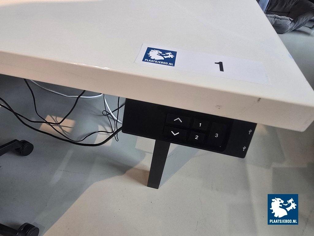 1 x 2-Zijdige elektrische verstelbare bureauopstelling met stoelen – foto 4 – kavel bij Plaats Je Bod, Weesp