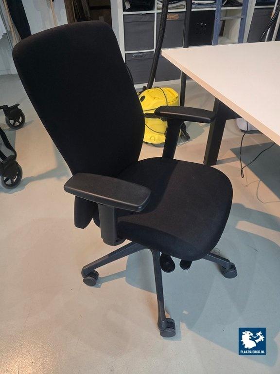 1 x 2-Zijdige elektrische verstelbare bureauopstelling met stoelen – foto 7 – kavel bij Plaats Je Bod, Weesp