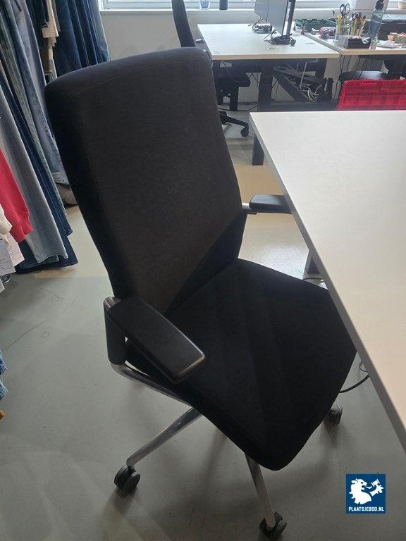 1 x 2-Zijdige elektrische verstelbare bureauopstelling met stoelen – foto 8 – kavel bij Plaats Je Bod, Weesp