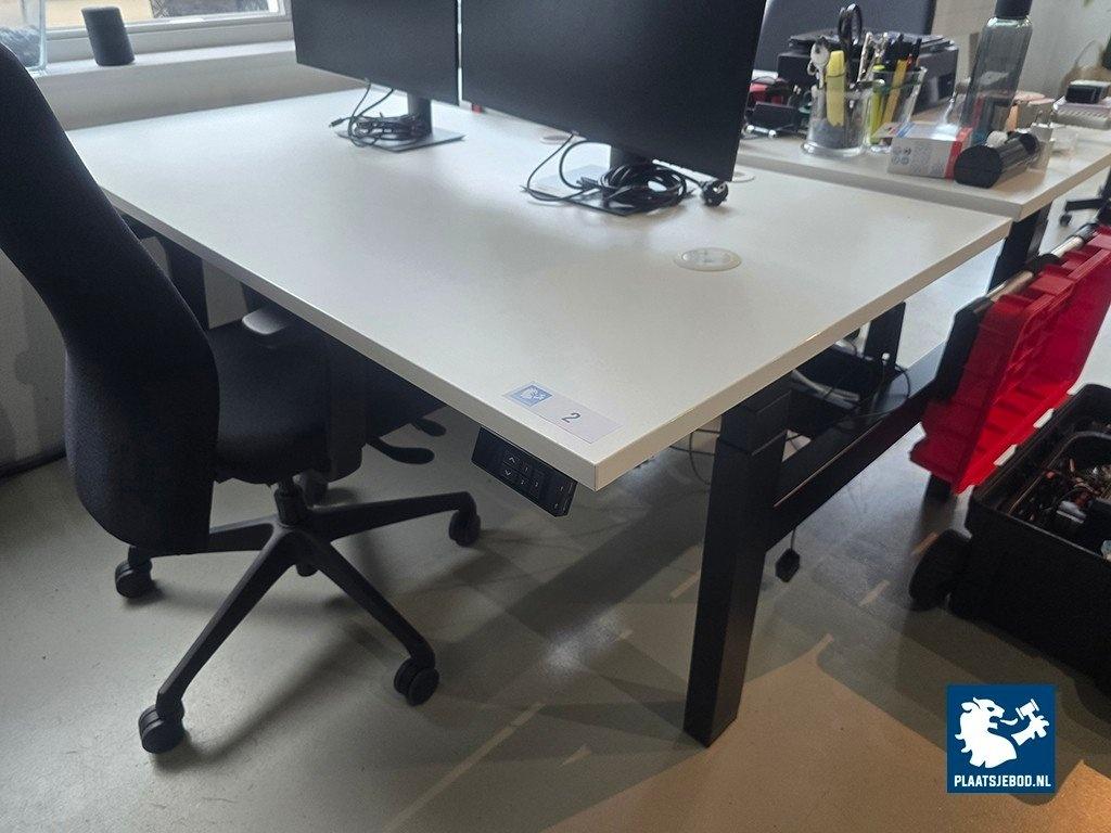 1 x 2-Zijdige elektrische verstelbare bureauopstelling met stoelen – foto 2 – kavel bij Plaats Je Bod, Weesp