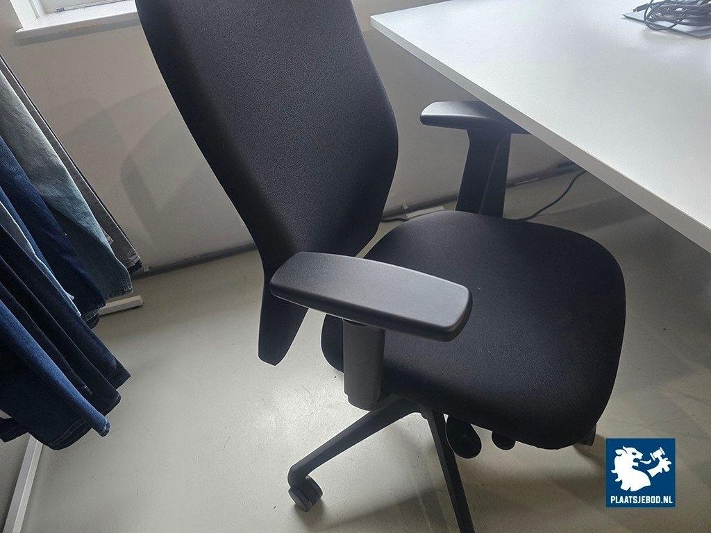 1 x 2-Zijdige elektrische verstelbare bureauopstelling met stoelen – foto 3 – kavel bij Plaats Je Bod, Weesp