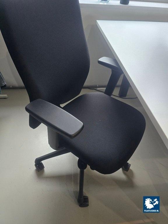 1 x 2-Zijdige elektrische verstelbare bureauopstelling met stoelen – foto 4 – kavel bij Plaats Je Bod, Weesp