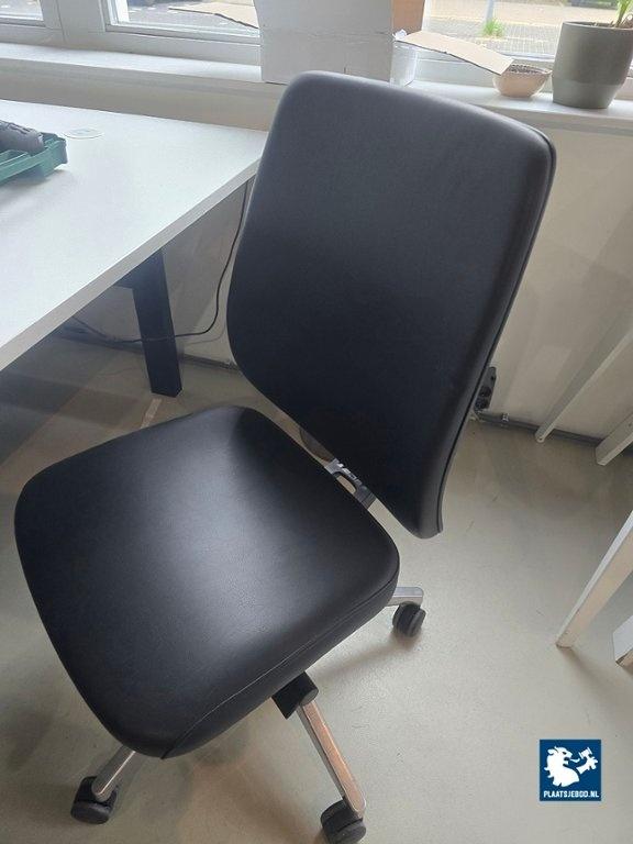 1 x 2-Zijdige elektrische verstelbare bureauopstelling met stoelen – foto 6 – kavel bij Plaats Je Bod, Weesp