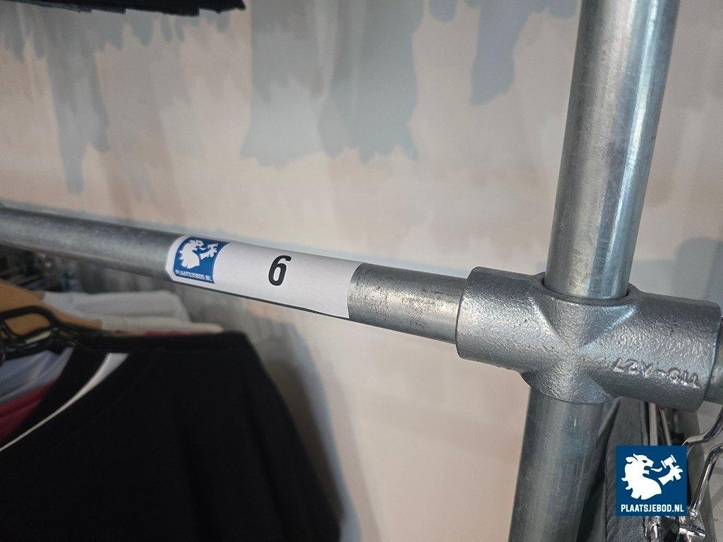 2 x Wandrek uit steigerpijp zonder inhoud – foto 2 – kavel bij Plaats Je Bod, Weesp