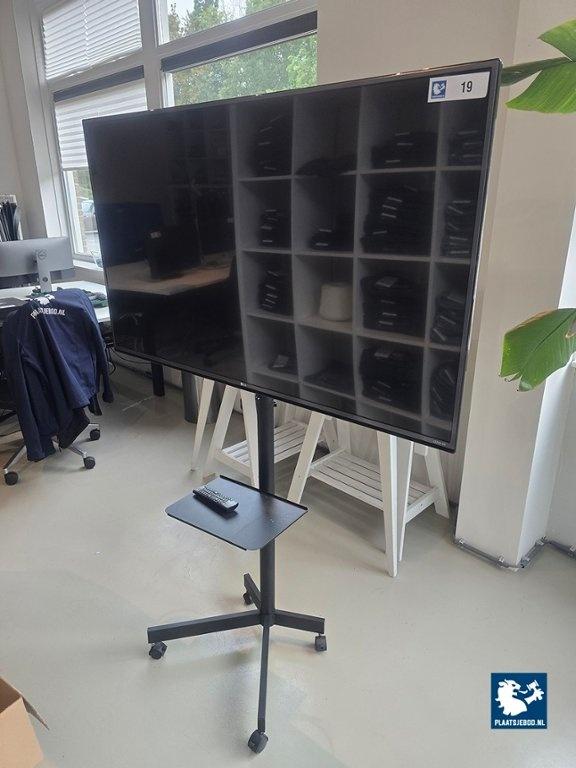 1 x LG 55 inch flatscreen op verrijdbare voet – foto 3 – kavel bij Plaats Je Bod, Weesp