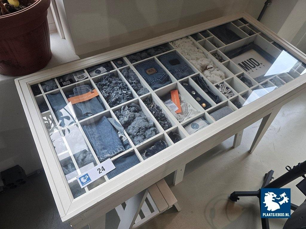1 x Vitrinetafel met 2 x schraag – foto 2 – kavel bij Plaats Je Bod, Weesp