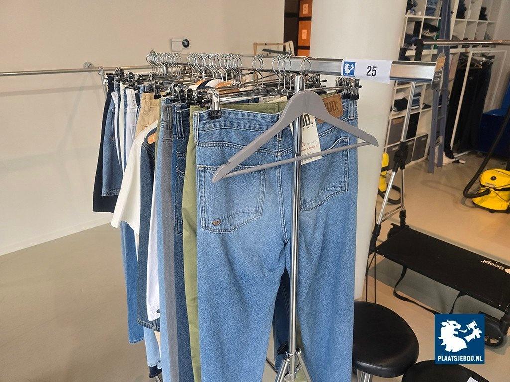 4 x Diverse soorten kledingrekken zonder inhoud – foto 2 – kavel bij Plaats Je Bod, Weesp