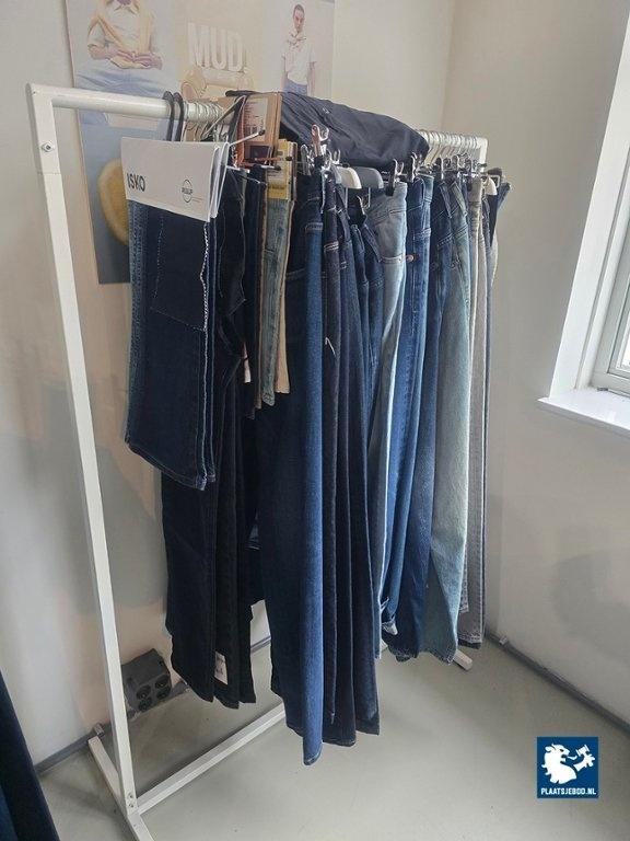 4 x Diverse soorten kledingrekken zonder inhoud – foto 4 – kavel bij Plaats Je Bod, Weesp