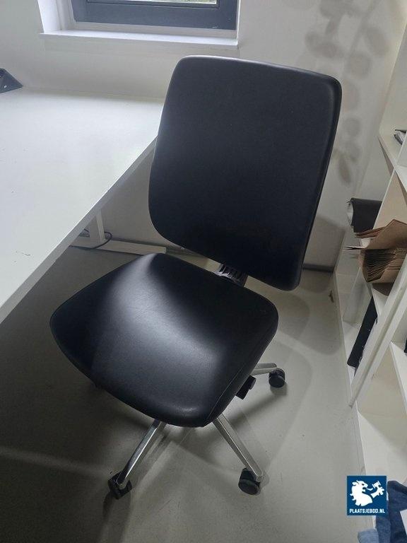 3 x Diverse soorten bureaus met bureaustoelen – foto 4 – kavel bij Plaats Je Bod, Weesp