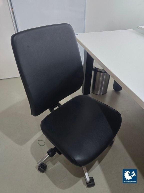 3 x Diverse soorten bureaus met bureaustoelen – foto 5 – kavel bij Plaats Je Bod, Weesp