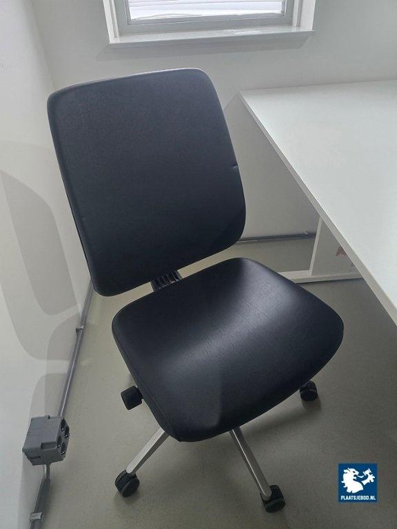 3 x Diverse soorten bureaus met bureaustoelen – foto 6 – kavel bij Plaats Je Bod, Weesp