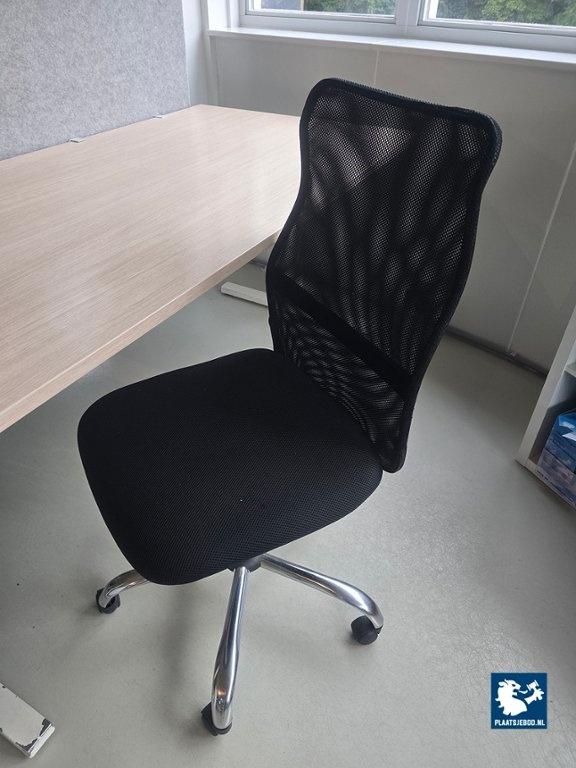 1 x Hoogte verstelbaar bureau met akoestische scheidingswand en bureaustoel – foto 3 – kavel bij Plaats Je Bod, Weesp