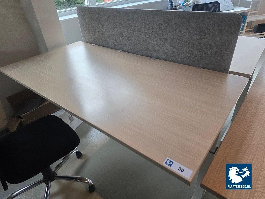 1 x Hoogte verstelbaar bureau met akoestische scheidingswand en bureaustoel – foto 2 – kavel bij Plaats Je Bod, Weesp