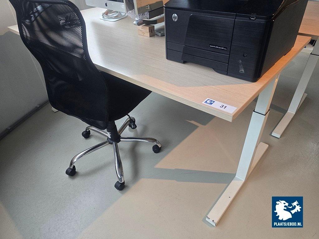 1 x Hoogte verstelbaar bureau met akoestische scheidingswand en bureaustoel – foto 2 – kavel bij Plaats Je Bod, Weesp