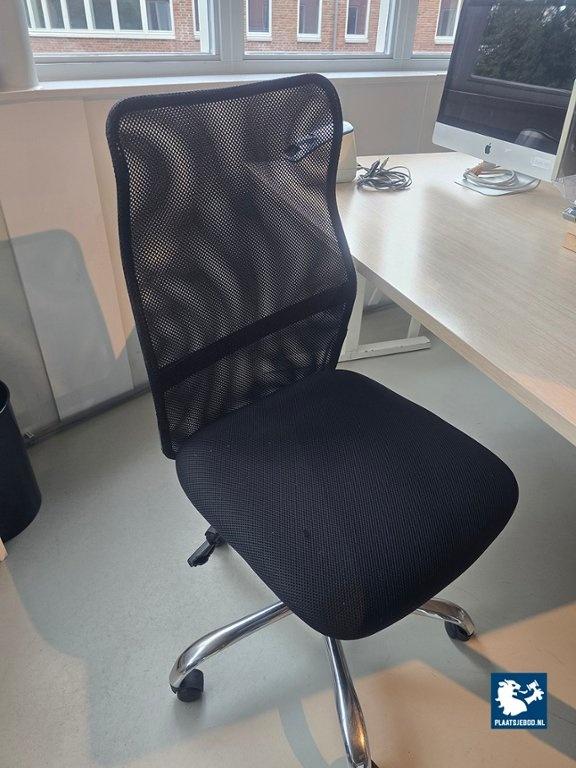 1 x Hoogte verstelbaar bureau met akoestische scheidingswand en bureaustoel – foto 3 – kavel bij Plaats Je Bod, Weesp