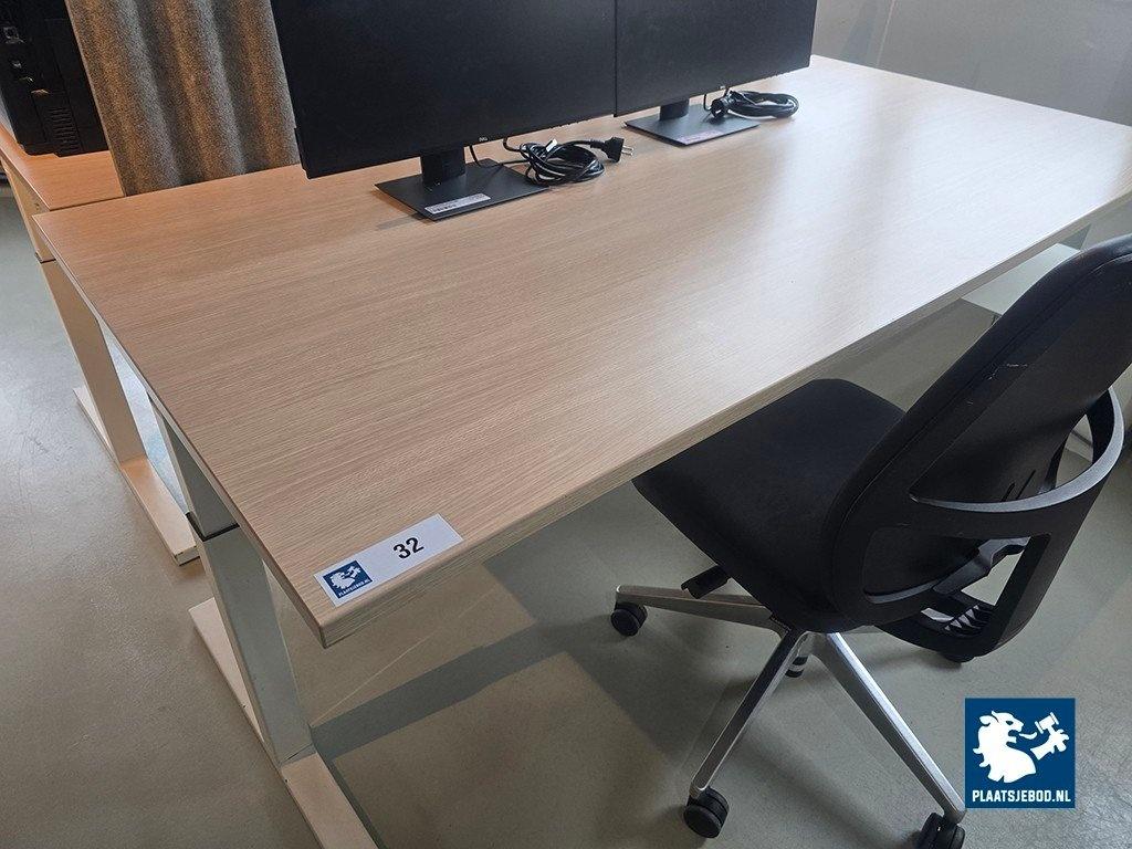 1 x Hoogte verstelbaar bureau met bureaustoel en ladeblok – foto 2 – kavel bij Plaats Je Bod, Weesp