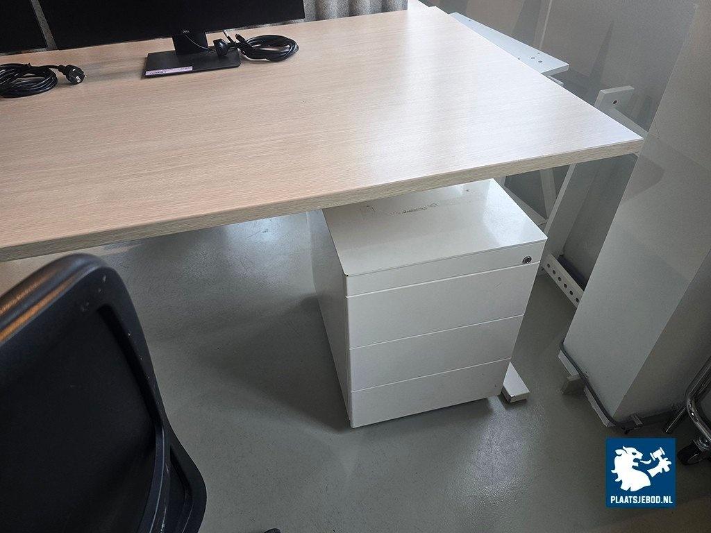 1 x Hoogte verstelbaar bureau met bureaustoel en ladeblok – foto 4 – kavel bij Plaats Je Bod, Weesp