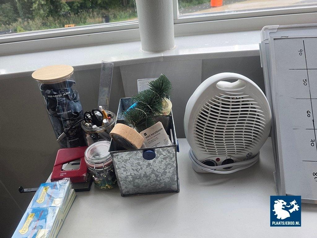 1 x 8-Vaks vakkenkast met divers kantoorgerief, whiteboards, etc – foto 3 – kavel bij Plaats Je Bod, Weesp