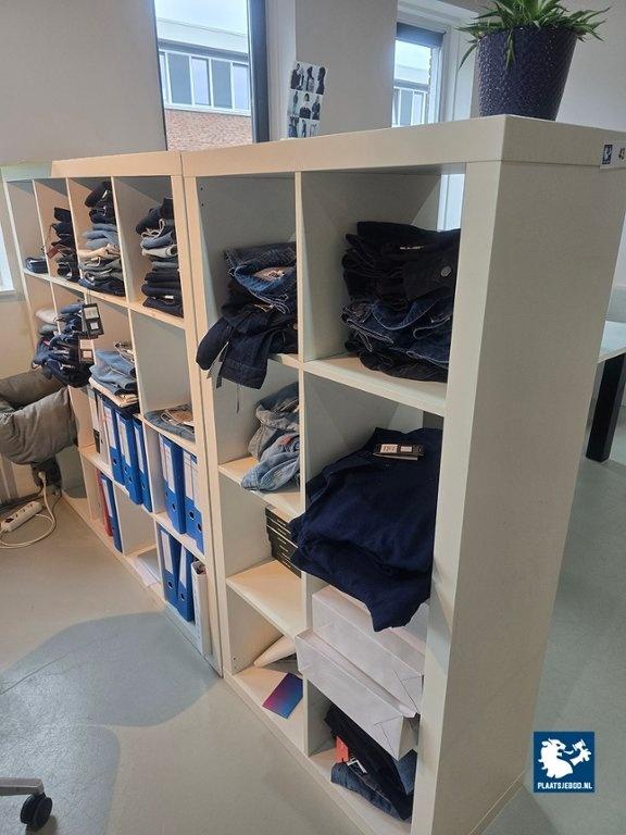 1 x 16-Vaks en 8-vaks vakkenkast zonder inhoud – foto 3 – kavel bij Plaats Je Bod, Weesp