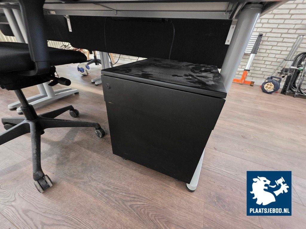 2 x In hoogte verstelbare bureau, ladeblok, 2 x verrijdbare gestoffeerde bureaustoelen, 1 x akoestische scheidingswand – foto 4 – kavel bij Plaats Je Bod, Uithoorn
