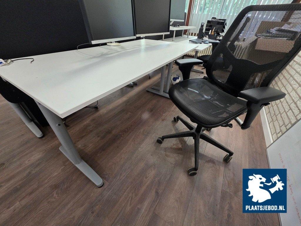 2 x In hoogte verstelbare bureau, ladeblok, 2 x verrijdbare gestoffeerde bureaustoelen, 1 x akoestische scheidingswand – foto 6 – kavel bij Plaats Je Bod, Uithoorn