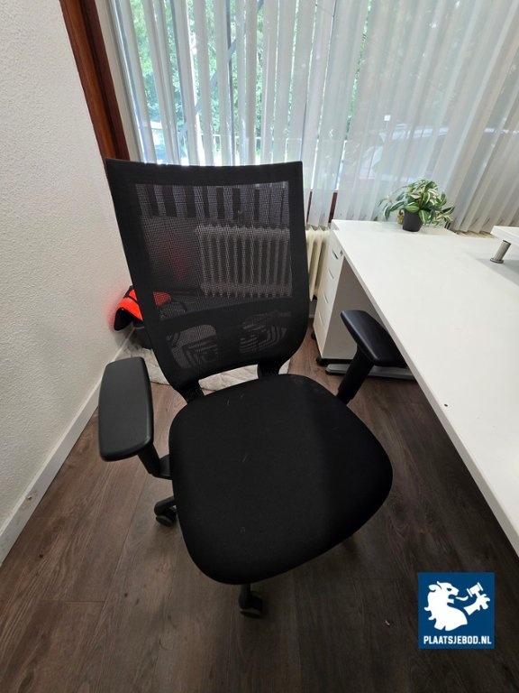2 x In hoogte verstelbare bureau met opstand, 1 x ladeblok, 2 x verrijdbare bureaustoelen en 1 x akoestisch scheidingswand – foto 4 – kavel bij Plaats Je Bod, Uithoorn