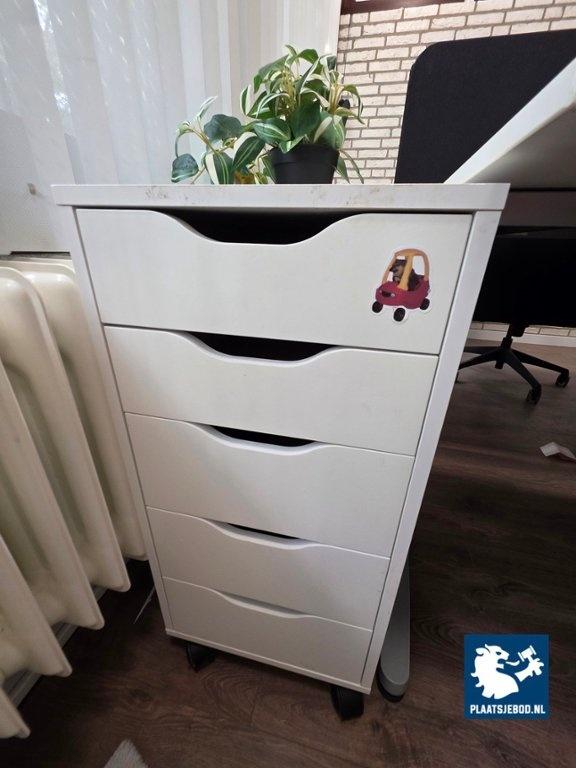 2 x In hoogte verstelbare bureau met opstand, 1 x ladeblok, 2 x verrijdbare bureaustoelen en 1 x akoestisch scheidingswand – foto 5 – kavel bij Plaats Je Bod, Uithoorn