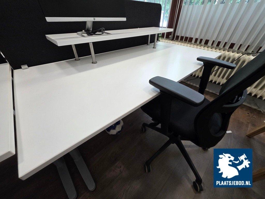 2 x In hoogte verstelbare bureau met opstand, 1 x ladeblok, 2 x verrijdbare bureaustoelen en 1 x akoestisch scheidingswand – foto 6 – kavel bij Plaats Je Bod, Uithoorn