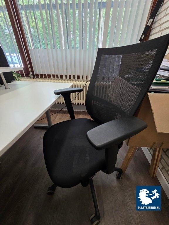 2 x In hoogte verstelbare bureau met opstand, 1 x ladeblok, 2 x verrijdbare bureaustoelen en 1 x akoestisch scheidingswand – foto 7 – kavel bij Plaats Je Bod, Uithoorn