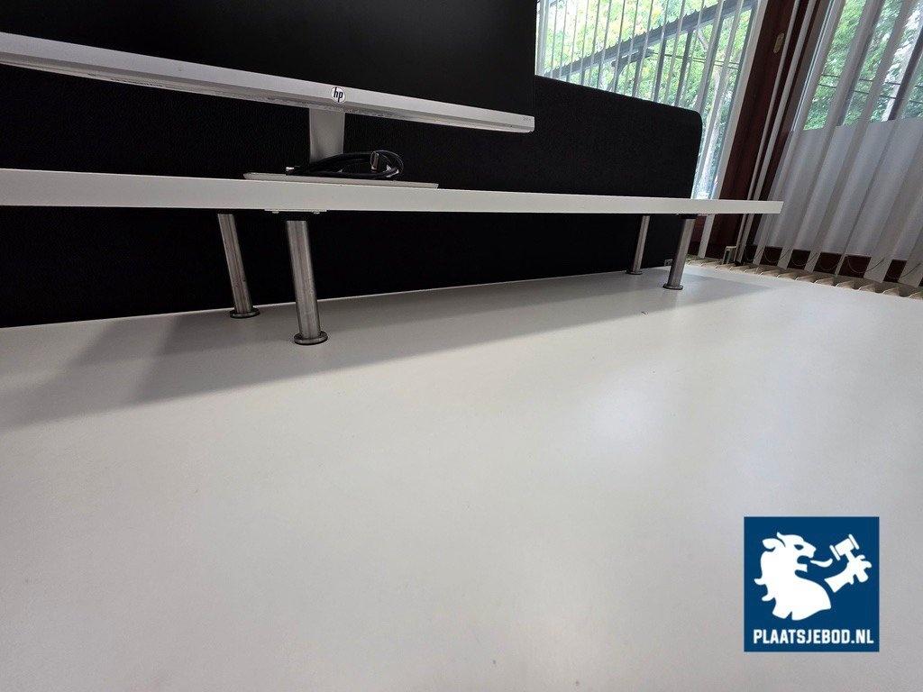 2 x In hoogte verstelbare bureau met opstand, 1 x ladeblok, 2 x verrijdbare bureaustoelen en 1 x akoestisch scheidingswand – foto 8 – kavel bij Plaats Je Bod, Uithoorn