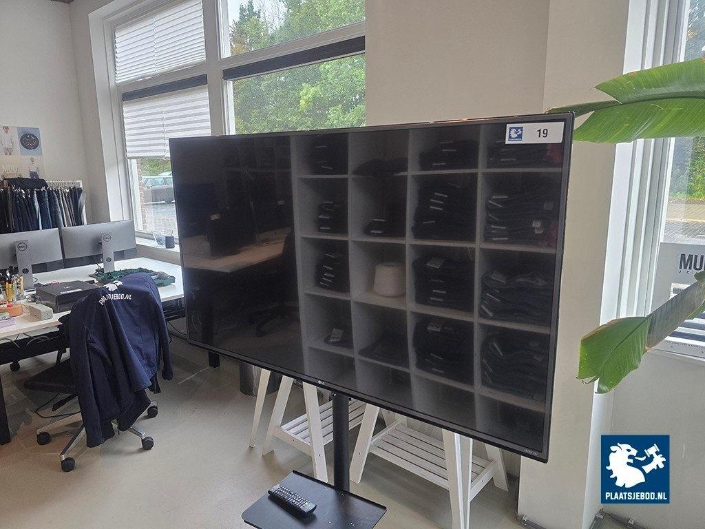 1 x LG 55 inch flatscreen op verrijdbare voet – kavel bij Plaats Je Bod, Weesp