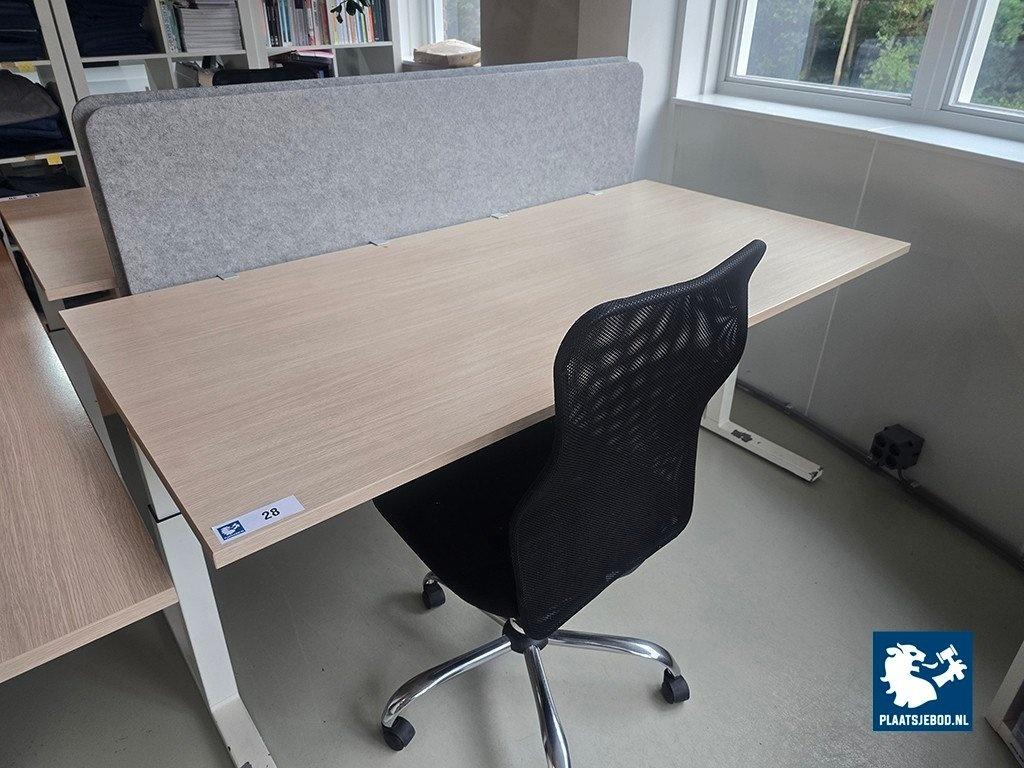 1 x Hoogte verstelbaar bureau met akoestische scheidingswand en bureaustoel – kavel bij Plaats Je Bod, Weesp