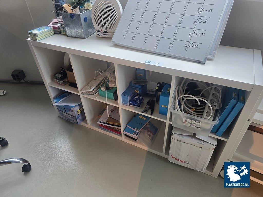 1 x 8-Vaks vakkenkast met divers kantoorgerief, whiteboards, etc – kavel bij Plaats Je Bod, Weesp