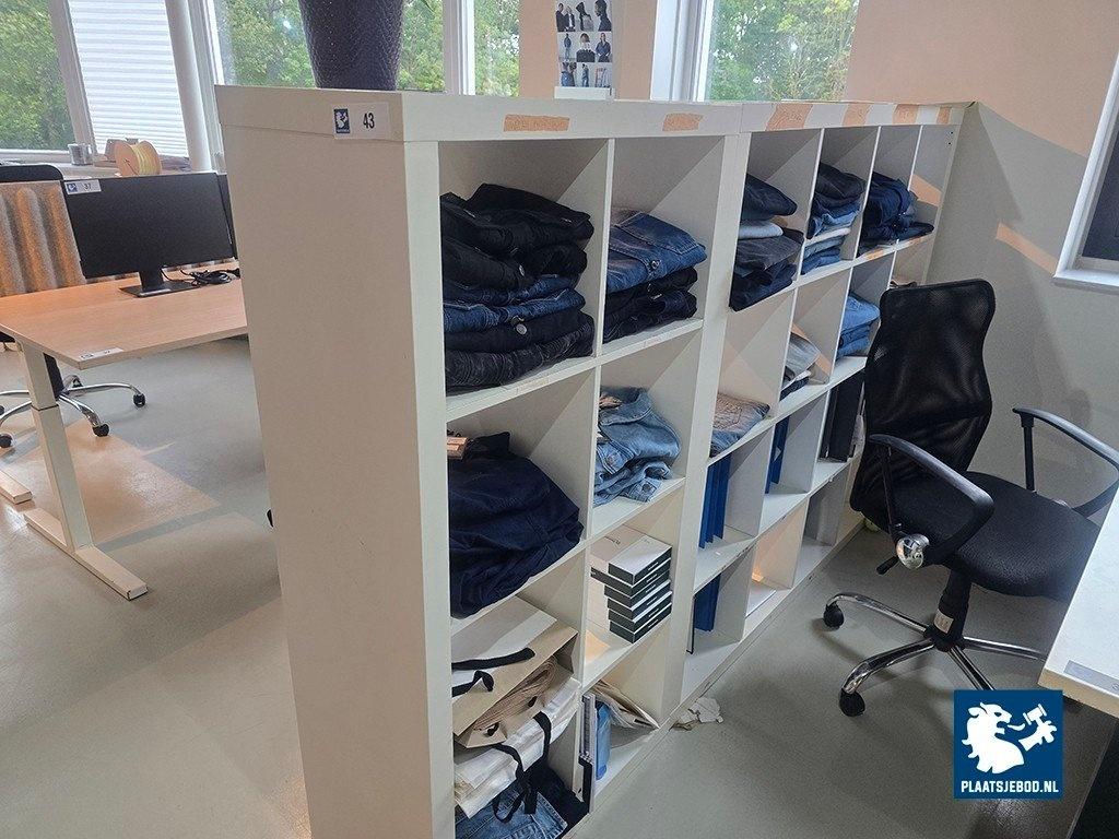 1 x 16-Vaks en 8-vaks vakkenkast zonder inhoud – kavel bij Plaats Je Bod, Weesp