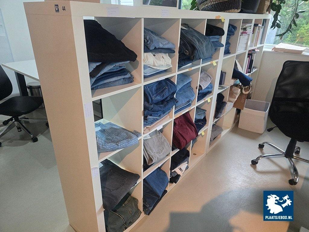 1 x 16-Vaks en 2 x 8-vaks vakkenkast zonder inhoud – kavel bij Plaats Je Bod, Weesp